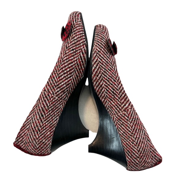 Naughty Monkey Red Nip Tuck Wedge Pump Size 6 - Picture 6 of 14